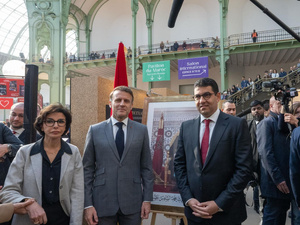 الرئيس الفرنسي يزور الجناح المغربي بمعرض الكتاب بباريس ويشيد بالصداقة المغربية الفرنسية