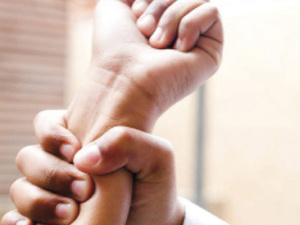 العنف في المؤسسات التعليمية: بين المذكرات الوزارية وضرورة الحماية العنف في المؤسسات التعليمية: بين المذكرات الوزارية وضرورة الحماية