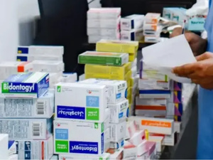 كونفدرالية الصيادلة تُحذر من خروقات خطيرة في صفقة أدوية وتطلب تدخل الوزير لقجع