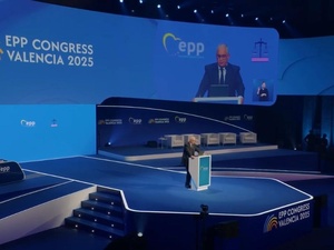 نزار بركة أمام أعضاء الحزب الشعبي الأوروبي خلال المؤتمر السنوي المنعقد بمدينة فالنسيا الإسبانية..