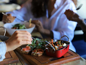 التحديات الغذائية في المدن الكبرى: بين السرعة وصحة الأفراد التحديات الغذائية في المدن الكبرى: بين السرعة وصحة الأفراد