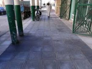 تباين في جودة تبليط الأرصفة بشارع محمد الخامس يثير التساؤلات تباين في جودة تبليط الأرصفة بشارع محمد الخامس يثير التساؤلات