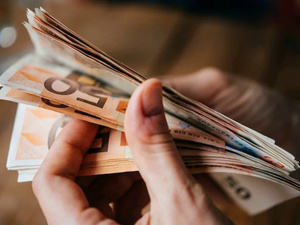 تورط سائقي تطبيقات النقل الحضري في السوق السوداء للعملة يثير قلق مكتب الصرف