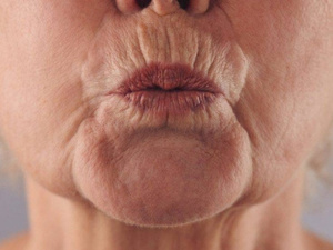 عادة يومية بسيطة قد تسرّع ظهور التجاعيد حول الفم عادة يومية بسيطة قد تسرّع ظهور التجاعيد حول الفم