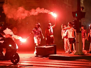 احتفالات باريس سان جيرمان بدوري أبطال أوروبا تتحول إلى ليلة من الفوضى والاعتقالات احتفالات باريس سان جيرمان بدوري أبطال أوروبا تتحول إلى ليلة من الفوضى والاعتقالات