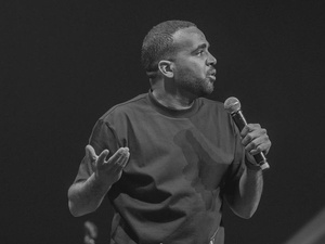 محمد باسو يطلق عرضه الكوميدي الجديد “آتوت” من فرنسا محمد باسو يطلق عرضه الكوميدي الجديد “آتوت” من فرنسا