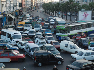 زحمة الطرقات تكشف هشاشة الانضباط الجماعي بالمجتمع المغربي زحمة الطرقات تكشف هشاشة الانضباط الجماعي بالمجتمع المغربي