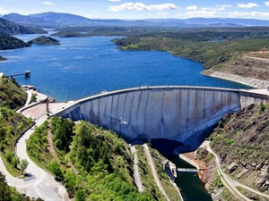 بركة يكشف عن مشروع بيئي رائد لتقليل التبخر وإنتاج الطاقة النظيفة بركة يكشف عن مشروع بيئي رائد لتقليل التبخر وإنتاج الطاقة النظيفة