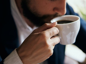 الكافيين واضطرابات القلق: تأثيرات متباينة تحتاج إلى انتباه خاص