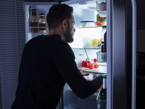 متلازمة الأكل الليلي: اضطراب صحي يتطلب الانتباه والعلاج متلازمة الأكل الليلي: اضطراب صحي يتطلب الانتباه والعلاج