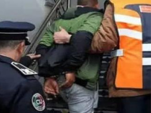 الشرطة القضائية بالداخلة توقف مشتبهاً به في قضية سرقة محل تجاري الشرطة القضائية بالداخلة توقف مشتبهاً به في قضية سرقة محل تجاري