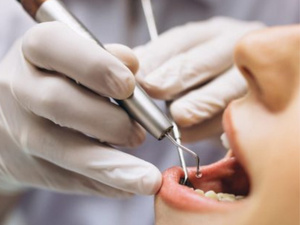 الممارسة غير القانونية لطب الأسنان في المغرب: خطر على الصحة وصورة البلاد الممارسة غير القانونية لطب الأسنان في المغرب: خطر على الصحة وصورة البلاد