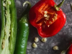 الأطعمة الحارة: فوائد صحية وتأثيرات على الشهية والأيض الأطعمة الحارة: فوائد صحية وتأثيرات على الشهية والأيض