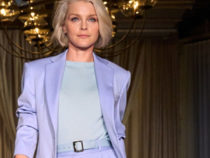 موضة البنطلون البنفسجي لصيف 2025 موضة البنطلون البنفسجي لصيف 2025