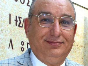 تشريح لقضايا مجتمعية وسياسية ودولية وتأريخ لزمن سريع.
