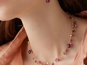 المجوهرات الوردية: لمسة أنثوية تجمع بين الرقة والفخامة المجوهرات الوردية: لمسة أنثوية تجمع بين الرقة والفخامة