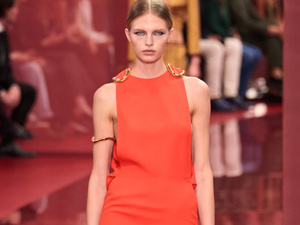 اللون المرجاني: رمز الحيوية والدفء في صيف 2025 اللون المرجاني: رمز الحيوية والدفء في صيف 2025