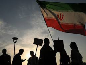 إيران على أعتاب تغيير جذري: انهيار النظام واستعداد الشعب للانتفاضة