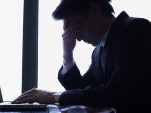 اضطرابات الجهاز العضلي الهيكلي الناتجة عن العمل المكتبي: الأسباب والحلول اضطرابات الجهاز العضلي الهيكلي الناتجة عن العمل المكتبي: الأسباب والحلول