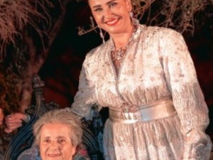 بعبارات حزينة ووفية.. الفنانة أسماء الخمليشي تعلن وفاة والدتها