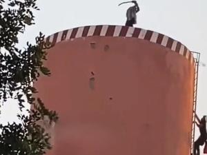 وفاة الشاب المعتصم فوق خزان مياه بأولاد يوسف بعد 4 أيام من دخوله الإنعاش وفاة الشاب المعتصم فوق خزان مياه بأولاد يوسف بعد 4 أيام من دخوله الإنعاش