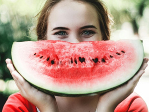 البطيخ ألأحمر: أكثر من مجرد فاكهة منعشة، كنز غذائي لصحة القلب والجسم البطيخ ألأحمر: أكثر من مجرد فاكهة منعشة، كنز غذائي لصحة القلب والجسم