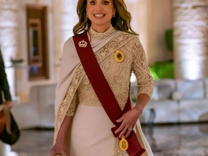 ألوان الملكات والأميرات: رموز الفخامة والرقي عبر الزمن ألوان الملكات والأميرات: رموز الفخامة والرقي عبر الزمن