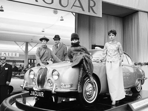 التعاون بين عالم الموضة وصناعة السيارات: علاقة متجددة تجمع بين الفخامة والابتكار التعاون بين عالم الموضة وصناعة السيارات: علاقة متجددة تجمع بين الفخامة والابتكار