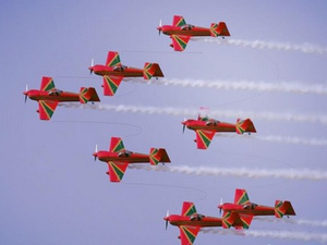 احتفالات الذكرى السادسة والعشرين لتربع الملك محمد السادس على العرش: عروض جوية وقفزات استعراضية مبهرة احتفالات الذكرى السادسة والعشرين لتربع الملك محمد السادس على العرش: عروض جوية وقفزات استعراضية مبهرة