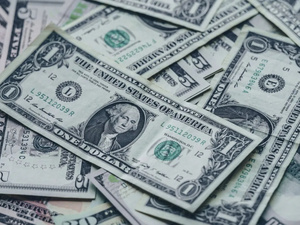 الدولار الأمريكي يرتفع وسط اتفاقات تجارية وإيجابية في محادثات التجارة العالمية الدولار الأمريكي يرتفع وسط اتفاقات تجارية وإيجابية في محادثات التجارة العالمية