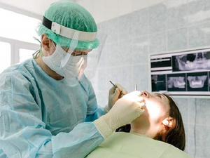 العلاقة بين صحة الفم ومرض الزهايمر: اكتشاف يغير قواعد الوقاية الصحية العلاقة بين صحة الفم ومرض الزهايمر: اكتشاف يغير قواعد الوقاية الصحية