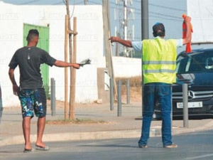 فوضى شاطئ سلا: بين غياب القانون وتغوّل الحراسة العشوائية فوضى شاطئ سلا: بين غياب القانون وتغوّل الحراسة العشوائية