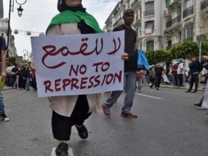 التناقض بين الدستور والممارسة الإدارية في الجزائر: جدل حول حق التظاهر السلمي