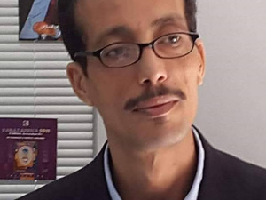 عبد العزيز كوكاس: لا أؤمن بالاقتصاد في الحب ولا في المعرفة عبد العزيز كوكاس: لا أؤمن بالاقتصاد في الحب ولا في المعرفة