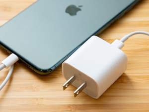 خطر الشواحن المقلدة في الصيف: ارتفاع الحرارة يزيد احتمالات الحرائق وحوادث الأجهزة الإلكترونية خطر الشواحن المقلدة في الصيف: ارتفاع الحرارة يزيد احتمالات الحرائق وحوادث الأجهزة الإلكترونية