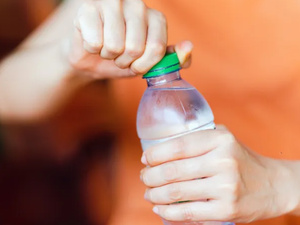 خطر تخزين قنينات المياه البلاستيكية تحت الشمس وتأثيره على صحة المستهلكين خطر تخزين قنينات المياه البلاستيكية تحت الشمس وتأثيره على صحة المستهلكين