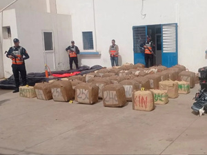 الأمن بسيدي إيفني يُحبط محاولة للتهريب الدولي للمخدرات والهجرة غير المشروعة الأمن بسيدي إيفني يُحبط محاولة للتهريب الدولي للمخدرات والهجرة غير المشروعة