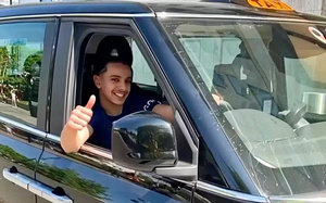 محمد كيدخل التاريخ: أصغر شيفور تاكسي لكحل فـ لندن