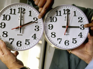 مطالب شعبية وسياسية بإلغاء الساعة الإضافية قبل انطلاق العام الدراسي في المغرب مطالب شعبية وسياسية بإلغاء الساعة الإضافية قبل انطلاق العام الدراسي في المغرب