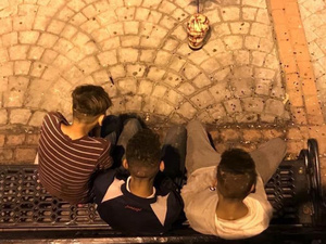 حين تصبح الأرصفة بديلاً عن الأسرة.. حين تصبح الأرصفة بديلاً عن الأسرة..