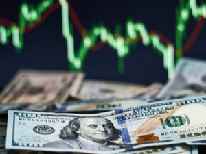 تراجع الدولار وسط توقعات بخفض الفائدة الأمريكية وتأثيرات عالمية مرتقبة