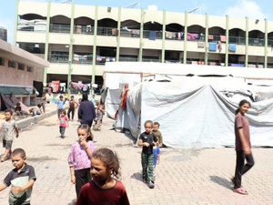 غزة.. حقائب الأطفال تحولت إلى أمتعة التشرد غزة.. حقائب الأطفال تحولت إلى أمتعة التشرد