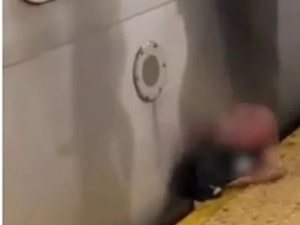 مأساة في محطة مترو نيويورك: رجل يلقى حتفه بعد سقوطه بين القطار والرَصيف