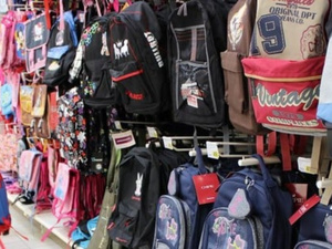 أزمة حقائب مدرسية محتجزة بميناء البيضاء تُربك التجار قبيل الدخول المدرسي أزمة حقائب مدرسية محتجزة بميناء البيضاء تُربك التجار قبيل الدخول المدرسي