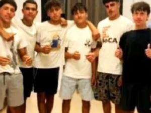 سبعة أطفال جزائريين يهاجرون إلى إسبانيا في قارب: فضيحة جديدة تعري واقع النظام العسكري سبعة أطفال جزائريين يهاجرون إلى إسبانيا في قارب: فضيحة جديدة تعري واقع النظام العسكري