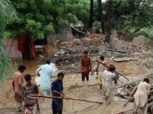 باكستان تواجه فيضانات مدمرة تجبر الآلاف على النزوح وتهدد السدود باكستان تواجه فيضانات مدمرة تجبر الآلاف على النزوح وتهدد السدود