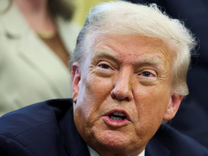 ترامب يرفع دعوى قضائية ضد نيويورك تايمز ويطالب بتعويض 15 مليار دولار ترامب يرفع دعوى قضائية ضد نيويورك تايمز ويطالب بتعويض 15 مليار دولار