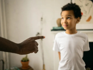 السيطرة الأبوية المفرطة : حين يصبح الاهتمام ضغطًا على مستقبل الأبناء السيطرة الأبوية المفرطة : حين يصبح الاهتمام ضغطًا على مستقبل الأبناء