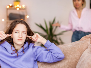كيف تتعامل مع المراهق الذي يفضل السهر و تضمن عودته في الوقت المناسب؟