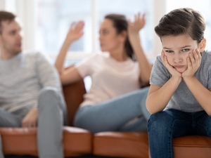 تأثير خلافات الوالدين على الأطفال : كيف يمكن التخفيف من الأضرار؟